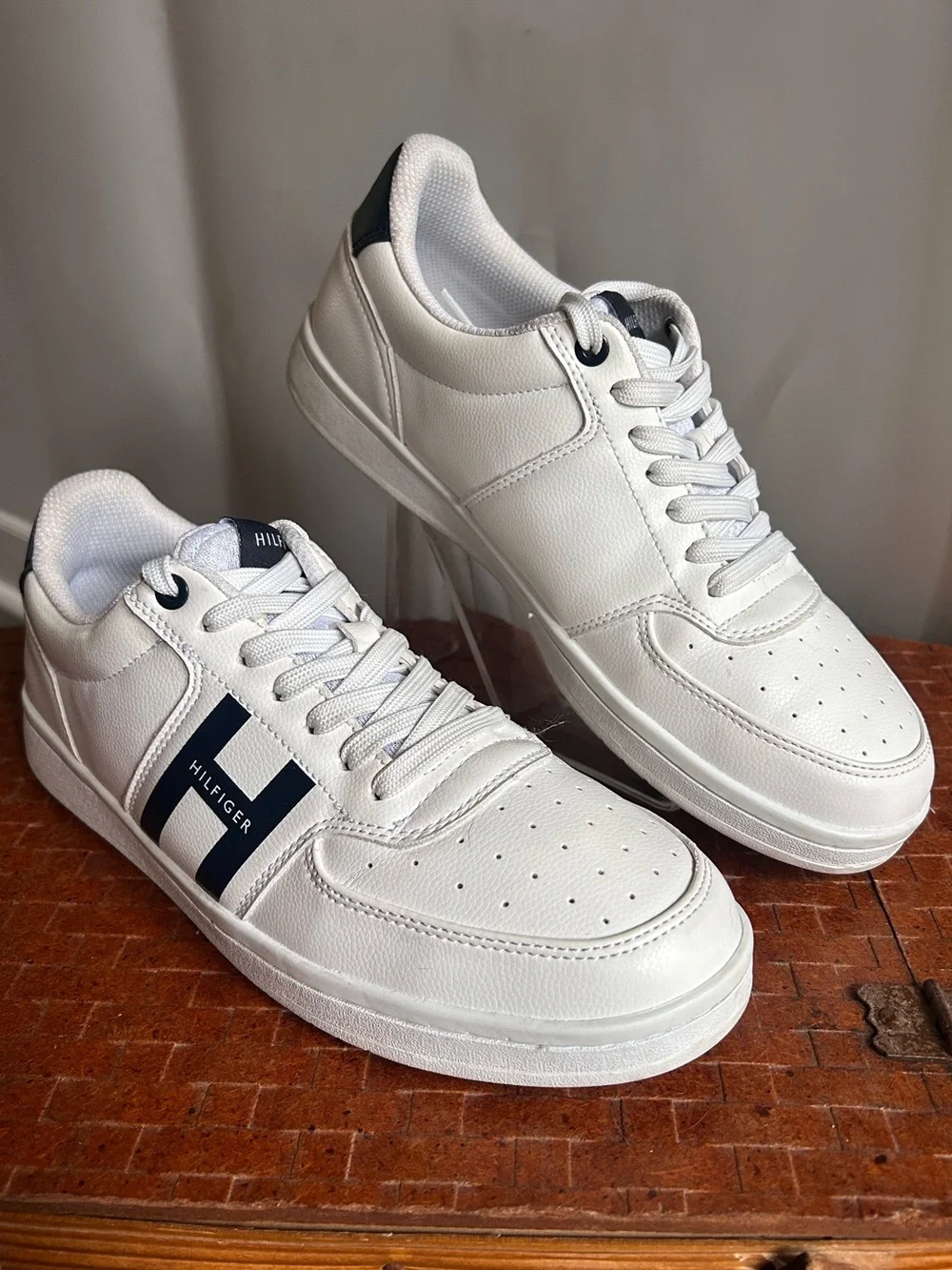 Tommy Hilfiger Lason Sneakers Men’s Size 8 White Vegan Leather Casual Shoes Prep